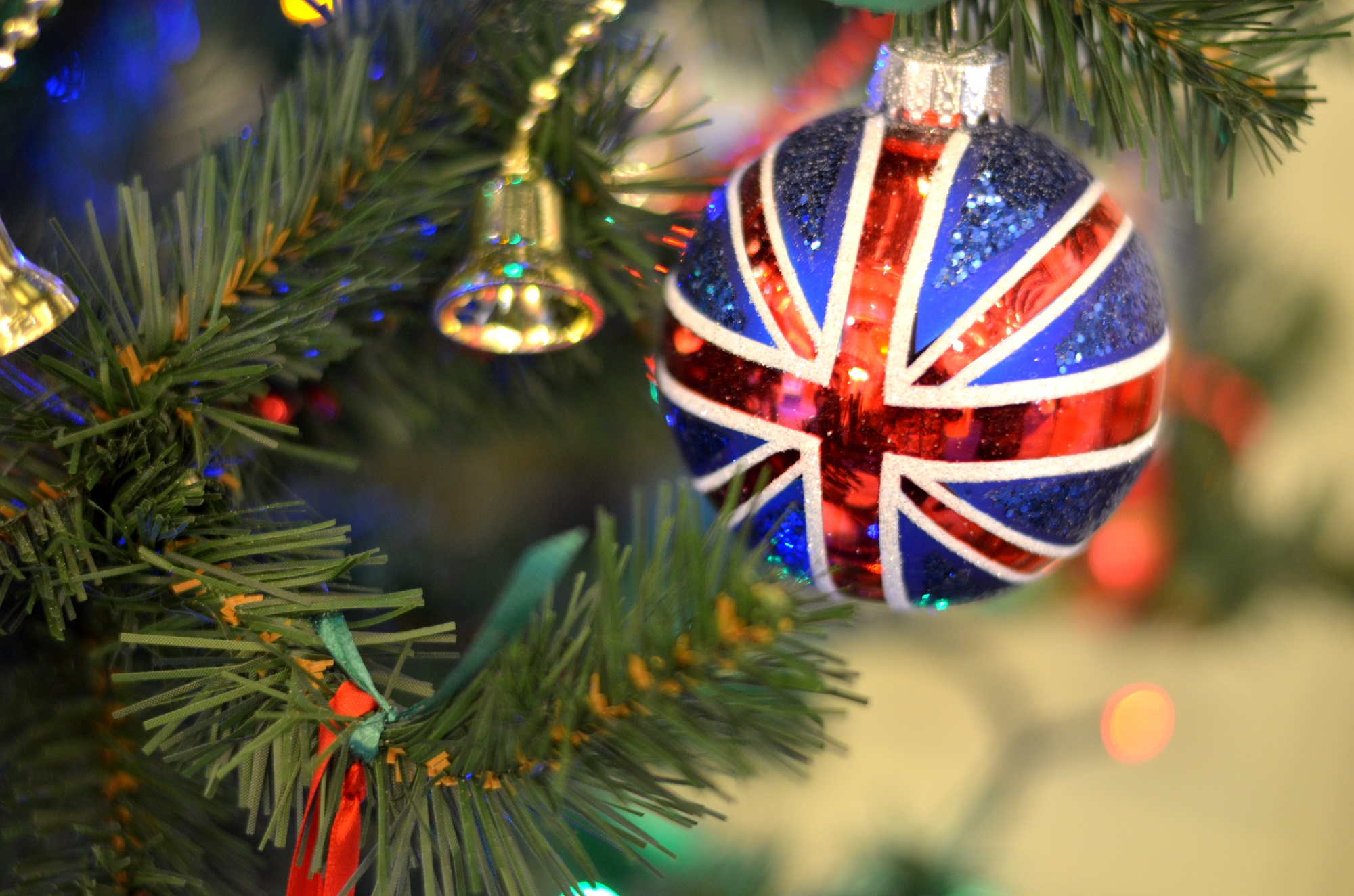 Foto van kerstbal met Engelse vlag